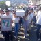 Personas cargan el féretro de Camila en Taxco. (Crédito: CNN en Español)