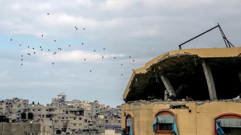 Lanzamiento de paquetes de ayuda desde el aire sobre el norte de Gaza. (Foto: AFP/Getty Images).