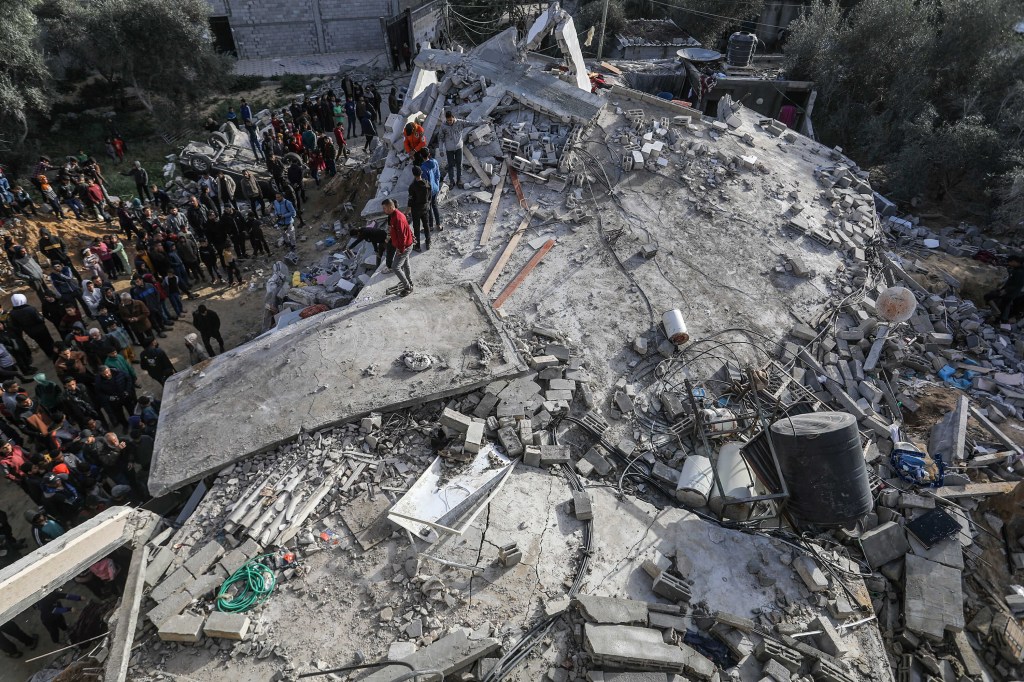 Una vista desde la zona de los esfuerzos de búsqueda y rescate realizados por los habitantes tras ataques israelíes en Rafah, Gaza, el 3 de marzo. (Foto: Abed Rahim Khatib/Anadolu/Getty Images).