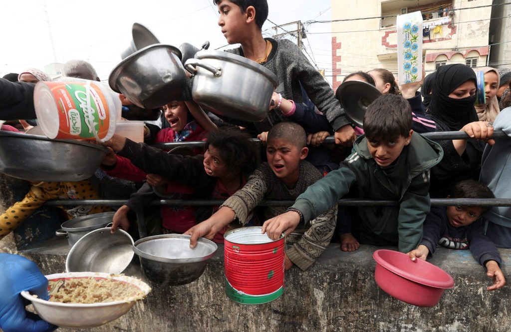 Los niños esperan recibir comida en una cocina benéfica en Rafah, Gaza, el 13 de febrero. (Foto: Ibraheem Abu Mustafa/Reuters).