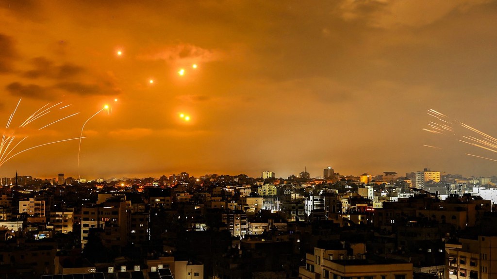 Los cohetes disparados por combatientes palestinos desde la ciudad de Gaza son interceptados por el sistema de misiles de defensa israelí Domo de Hierro el 8 de octubre. (Foto: Eyad Baba/AFP/Getty Images).