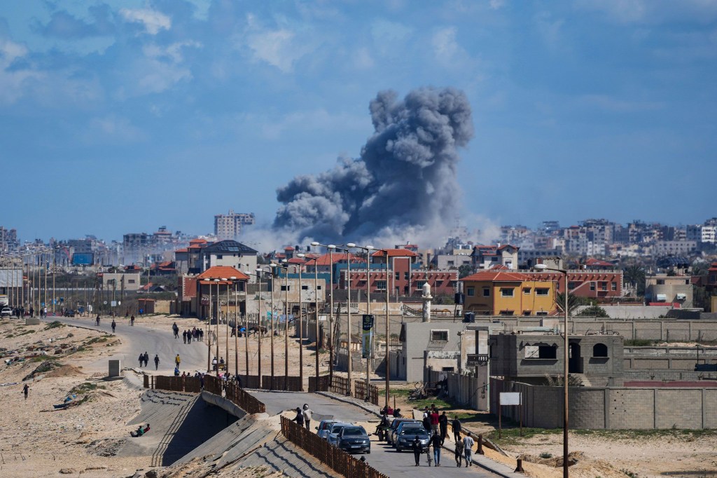 El humo se eleva tras un ataque aéreo israelí en el centro de Gaza el 15 de marzo. (Abdel Kareem Hana/AP)