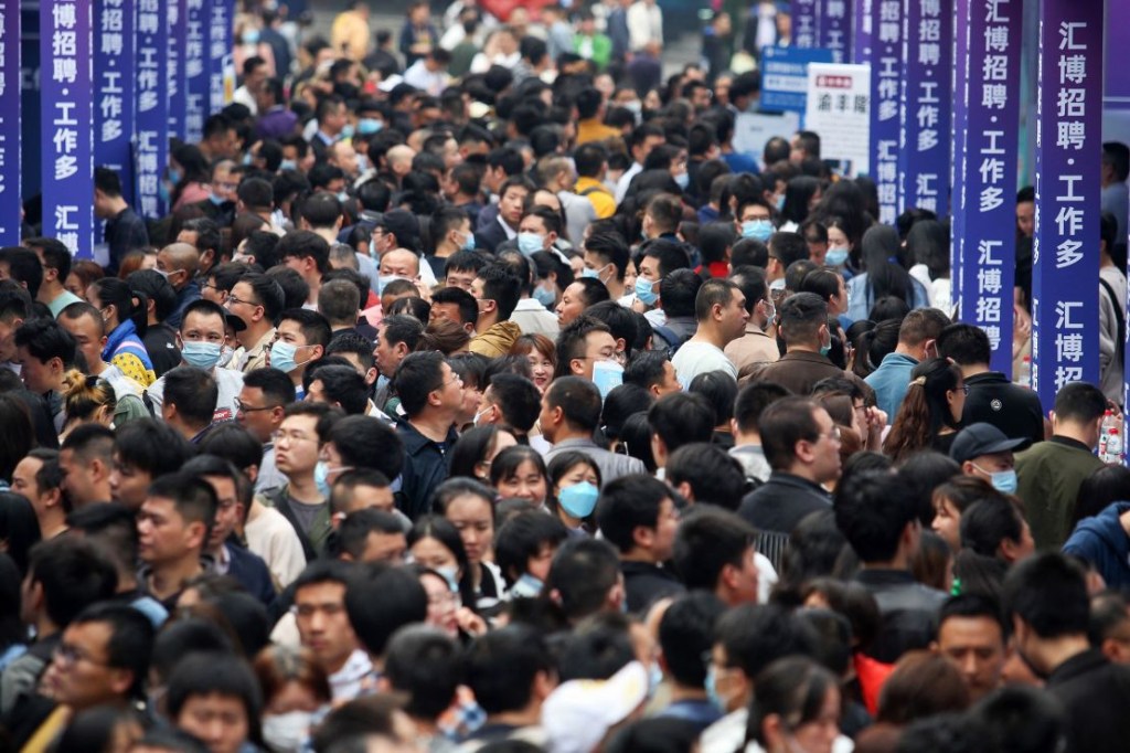 Zeszłej wiosny tłum ludzi wziął udział w targach pracy w południowo-zachodnim chińskim mieście Chongqing.  (Źródło obrazu: AFP/Getty Images)