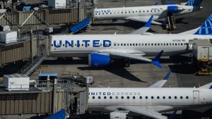 Aviones de United Airlines aparcados en el Aeropuerto Internacional Newark Liberty en Newark, Nueva Jersey, el 9 de marzo de 2023. (Crédito: Ed Jones/AFP/Getty Images)