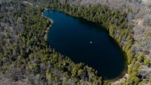 El lago Crawford, en Ontario, es el lugar geológico que los científicos han identificado como encarnación de la época del Antropoceno propuesta, según un anuncio de julio de 2023. (Crédito: Peter Power/AFP/Getty Images)