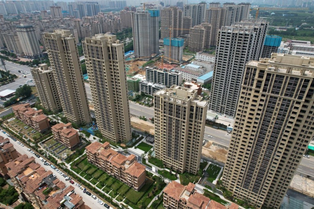 Este complejo de apartamentos sin acabar en la provincia central china de Henan es uno de los muchos proyectos de todo el país que los promotores han dejado incompletos en medio de la crisis del sector inmobiliario. (Crédito: Pedro Pardo/AFP/Getty Images)