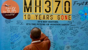 Los visitantes escriben mensajes en el Día del Recuerdo del MH370 en Petaling Jaya, Malasia, el 3 de marzo de 2024. (Crédito: Supian Ahmad/NurPhoto/Getty Images)