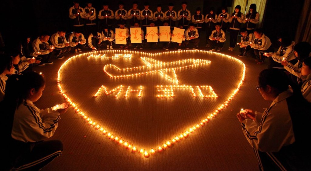 Estudiantes rezan por los pasajeros del MH370 el 10 de marzo de 2014 en Zhuji, China. (Crédito: Getty Images)