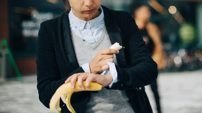 Comer únicamente durante un determinado periodo del día es la base de la alimentación restringida en el tiempo. (Crédito: Maskot/Getty Images)