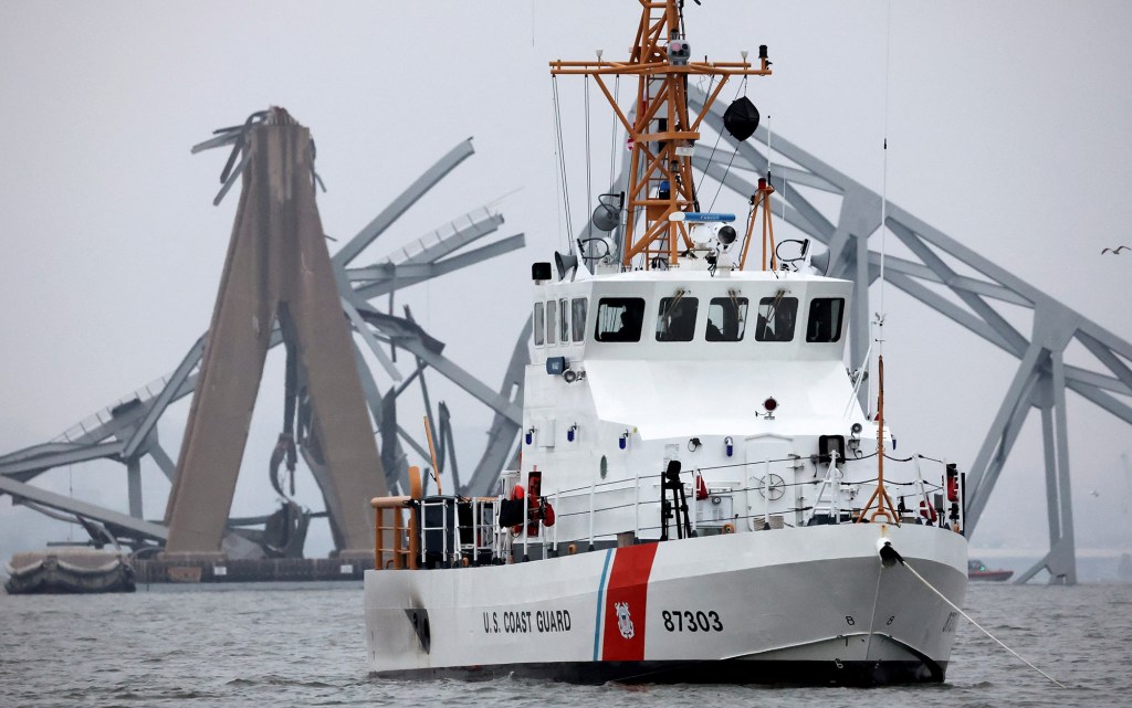 Un barco de la Guardia Costera de Estados Unidos navega cerca del puente Francis Scott Key, después de que el carguero Dali se estrellara contra él provocando su colapso, en Baltimore, Maryland, el 27 de marzo. (Foto: Mike Segar/Reuters).