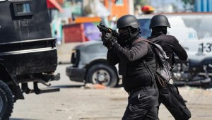 Agentes de policía participan en una operación cerca de la Penitenciaría Nacional tras un incendio en Puerto Príncipe, Haití, el 14 de marzo de 2024. (Foto: Ralph Tedy Erol/Reuters).