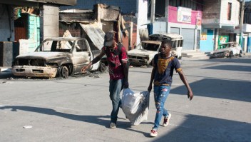 Los residentes abandonan sus hogares mientras la violencia de las pandillas se intensifica en Puerto Príncipe, Haití, el 9 de marzo de 2024. (CLARENS SIFFROY/AFP via Getty Images)