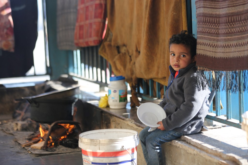 Las familias palestinas intentan alimentar a sus hijos cocinando los limitados alimentos que apenas pueden permitirse en el campo de refugiados de Jabalia, en Gaza, el 8 de febrero. (Dawoud Abo Alkas/Anadolu/Getty Images)