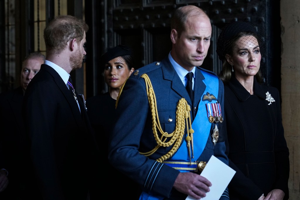 El príncipe Harry y Meghan, la duquesa de Sussex, caminan detrás de William y Kate cuando salen del Westminster Hall en Londres, donde yacía el ataúd de la reina Isabel II en 2022. (Emilio Morenatti/AP)