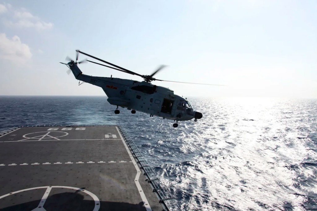 Un helicóptero despega del buque de guerra chino Jinggangshan durante una búsqueda temprana del vuelo 370 de Malaysia Airlines desaparecido con destino a Beijing el 11 de marzo de 2014. (Crédito: Reuters)