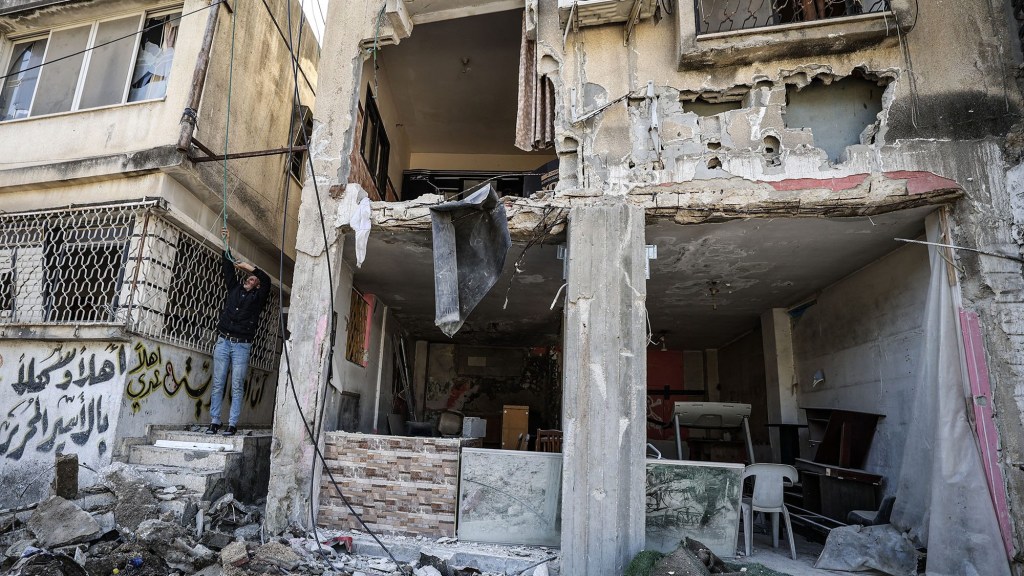 Un edificio dañado tras una incursión israelí en el campo de refugiados de Nur Shams, cerca de Tulkarm, en la Ribera Occidental ocupada por Israel, el 21 de marzo. (Foto: Jaafar Ashtiyeh/AFP/Getty Images).