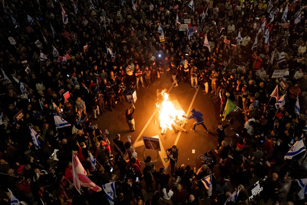 Los manifestantes prendieron fuego durante una protesta en Tel Aviv, Israel, el 16 de marzo. (Amir Levy/Getty Images)