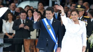 El expresidente de Honduras Juan Orlando Hernández y su esposa Ana García. (ORLANDO SIERRA/AFP vía Getty Images)