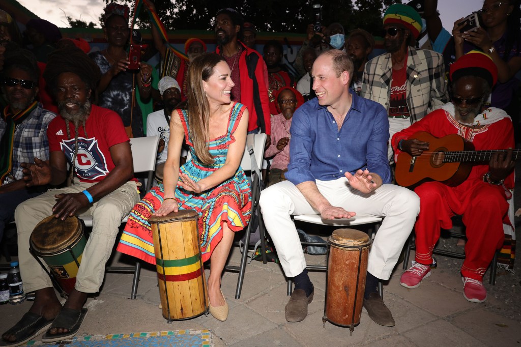 William y Kate tocan la batería mientras visitan el Museo Trench Town Culture Yard en Kingston, Jamaica, en 2022. Estaban en una gira real por el Caribe. (Chris Jackson/Getty Images)