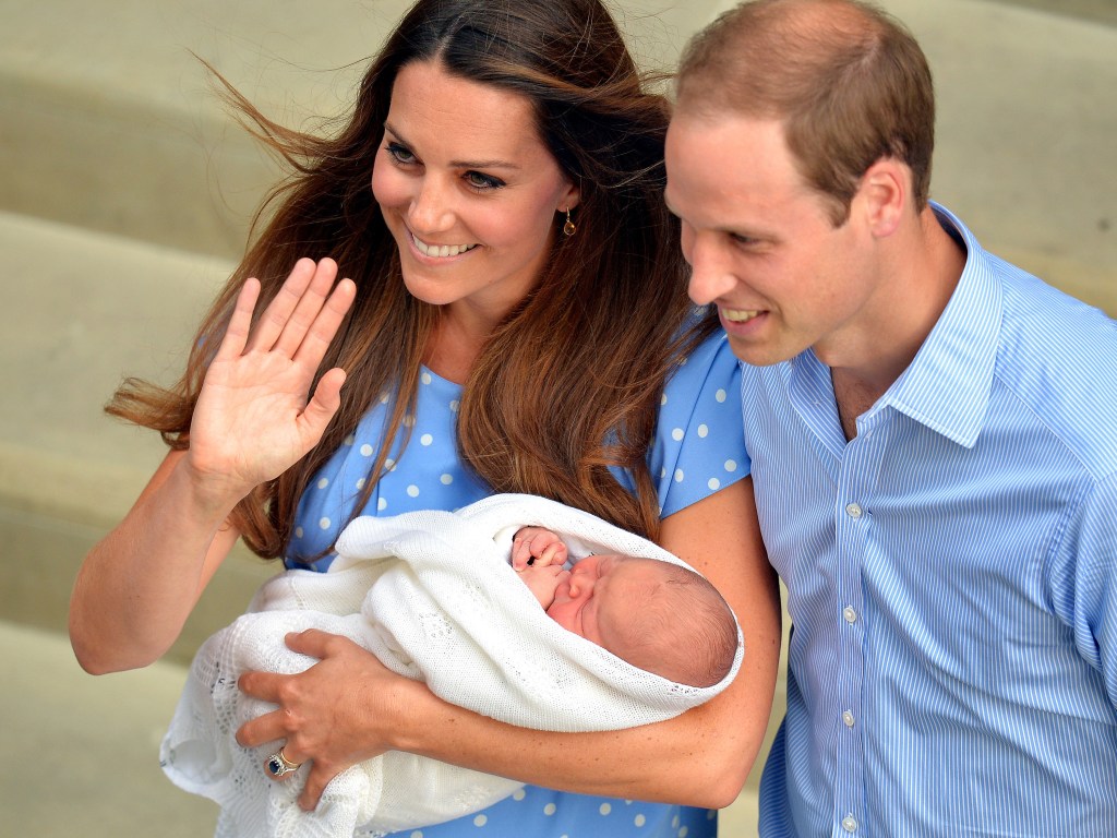 Kate y William salen del Hospital St. Mary's de Londres en 2013 con su hijo recién nacido, el príncipe George. (John Stillwell/WPA Pool/AFP/Getty Images)