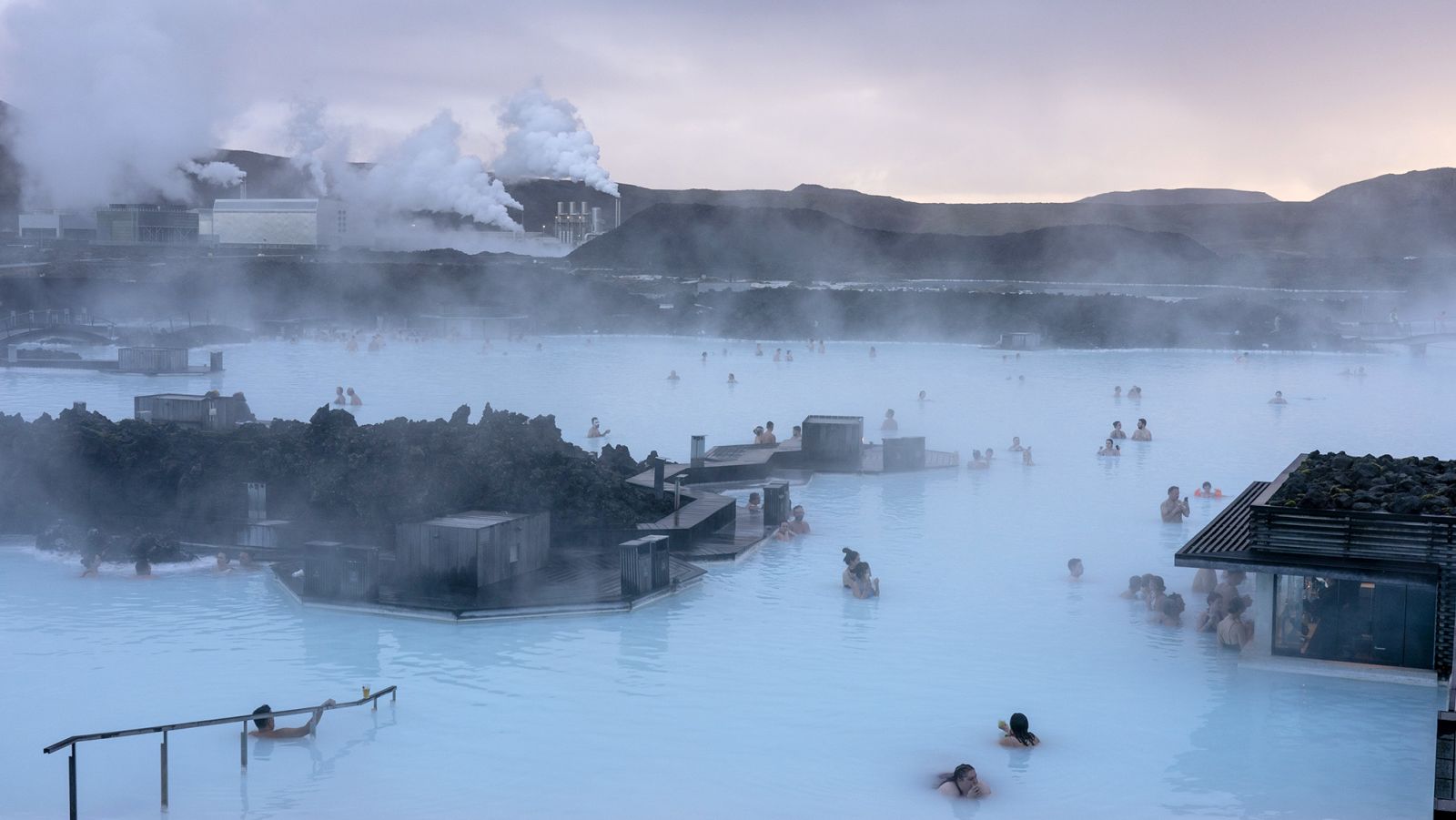 Evacúan la Laguna Azul de Islandia ante una “inminente” erupción volcánica