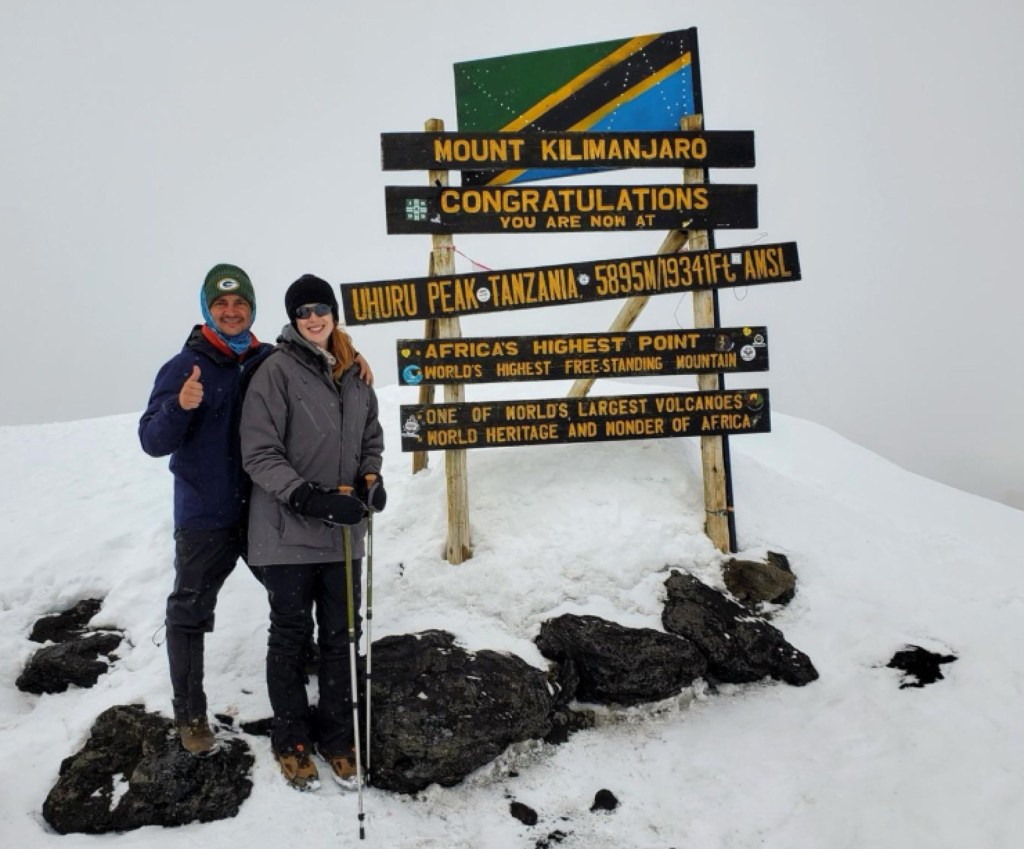 A Adrian y Laura todavía les gusta embarcarse en aventuras, aquí están en la cima del Kilimanjaro. 