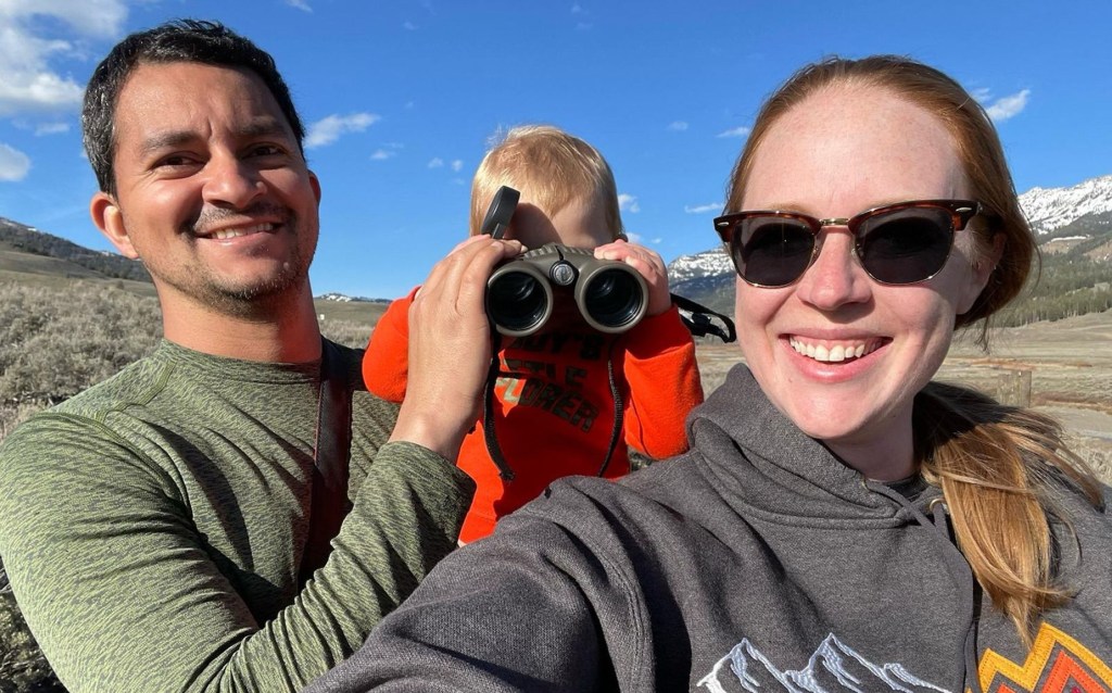 Adrian y Laura explorando el Parque Nacional Yellowstone con su hija.