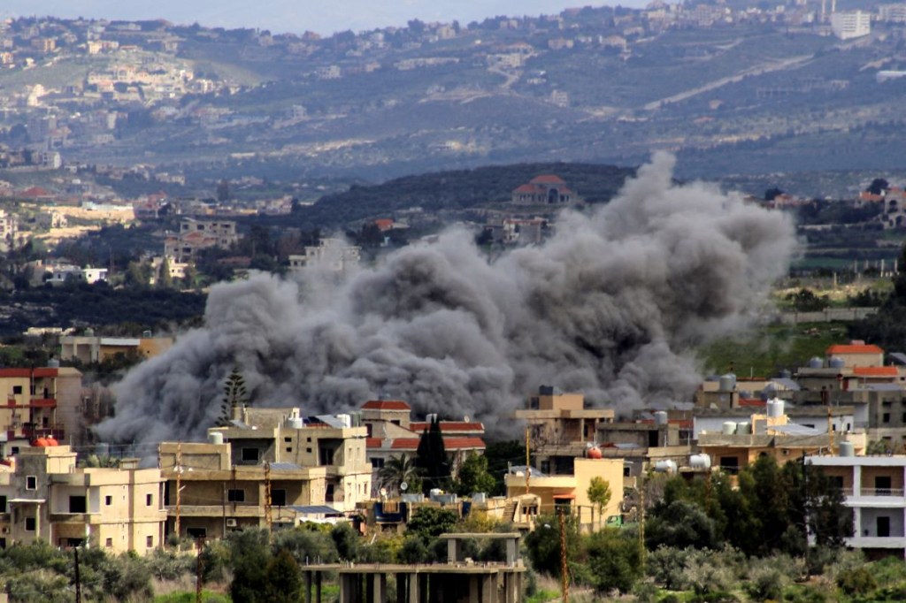 El humo se eleva sobre los edificios tras un ataque israelí en la aldea fronteriza de Majdal Zoun, en el sur del Líbano, el 9 de marzo de 2024, en medio de tensiones transfronterizas en curso mientras continúan los combates entre Israel y militantes de Hamas. (Foto de -/AFP vía Getty Images)