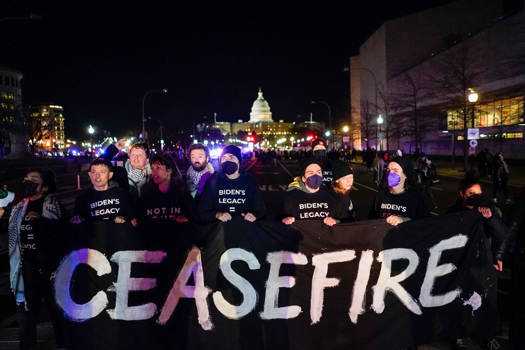 Manifestantes de Jewish Voice for Peace intentan bloquear la ruta de la caravana del presidente Joe Biden durante una protesta propalestina cerca del Capitolio de los Estados Unidos el 7 de marzo, en Washington. (Kent Nishimura/Getty Images)