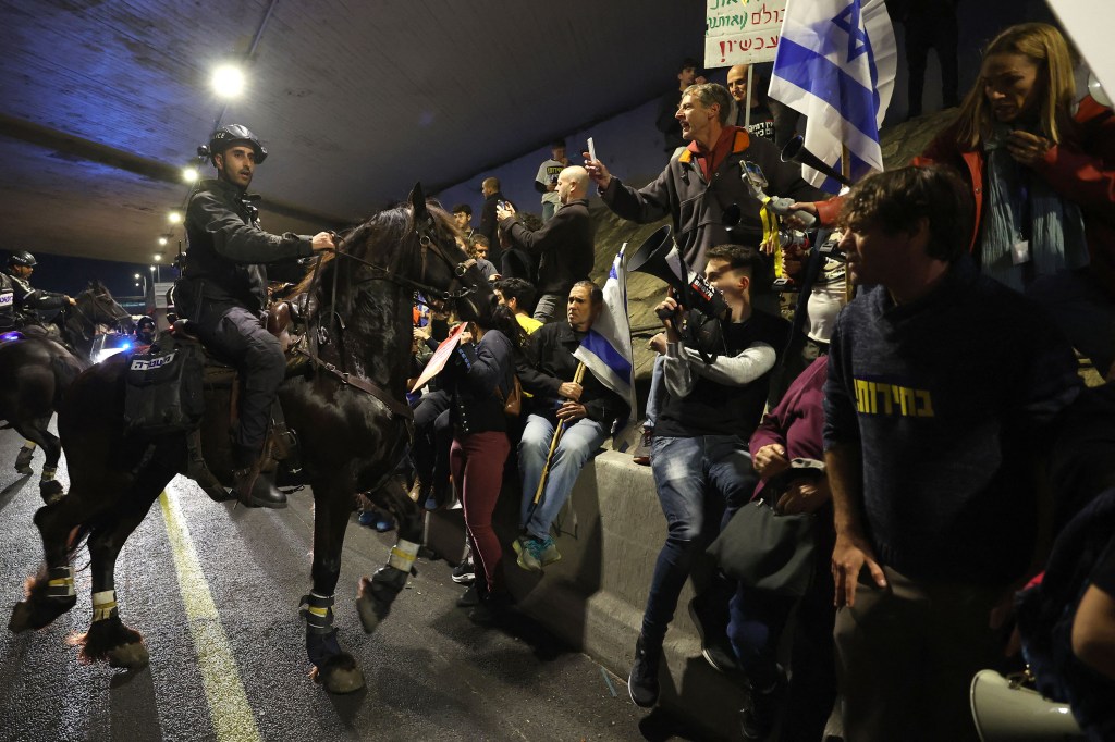 Las fuerzas de seguridad israelíes empujan a los manifestantes lejos de una carretera durante una protesta en Tel Aviv el 9 de marzo. (Jack Guez/AFP/Getty Images)