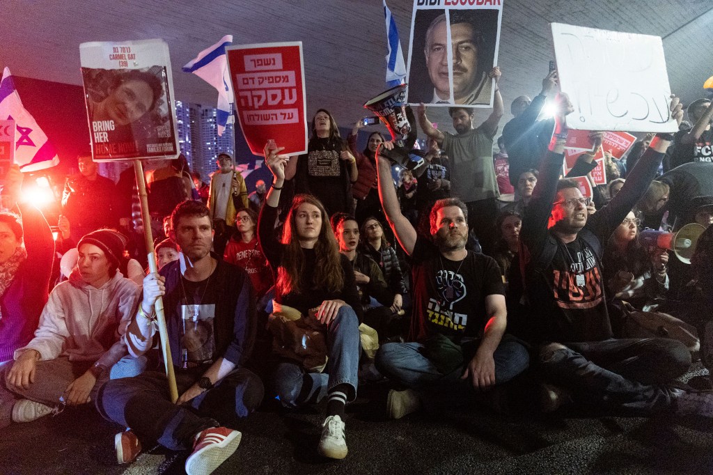 Manifestantes bloquean una carretera principal en Tel Aviv, Israel, el 16 de marzo. (Amir Levy/Getty Images)