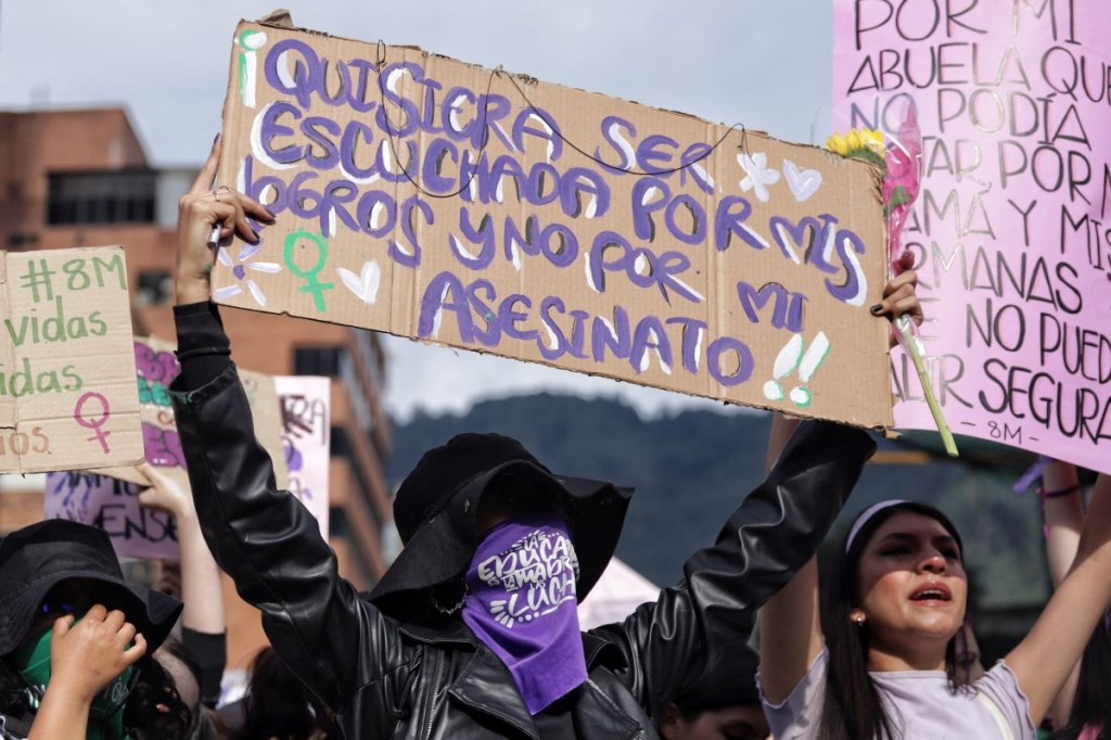 Manifestantes participan en una protesta para conmemorar el Día Internacional de la Mujer en Bogotá, el 8 de marzo de 2024. (ANDREA ARIZA/AFP via Getty Images)