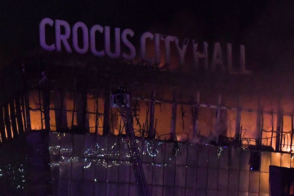 Los bomberos extinguen un gran incendio en la sala de conciertos Crocus City Hall tras el tiroteo en Krasnogorsk, en las afueras de Moscú, el 22 de marzo de 2024. (Foto de OLGA MALTSEVA/AFP vía Getty Images)