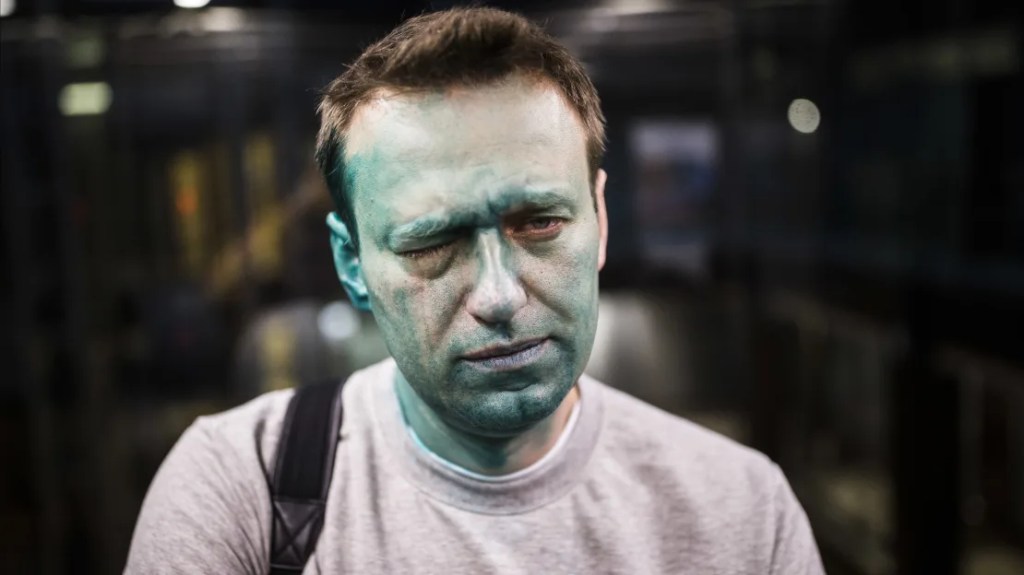 Alexey Navalny fue atacado con tinta verde después de liderar grandes protestas antigubernamentales en 2017. (Evgeny Feldman/AP)