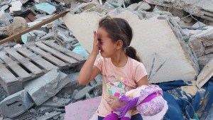 Saba, la hija de Al-Kahlot, sobre las ruinas de su casa en Beit Lahia, en el norte de Gaza, el 10 de octubre de 2023. (Saeed Al-Kahlot)