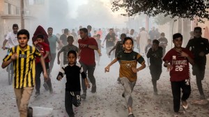 Niños palestinos corren mientras huyen de los bombardeos israelíes en Rafah, en el sur de Gaza, el 6 de noviembre de 2023. (Mohammed Abed/AFP/Getty Images)