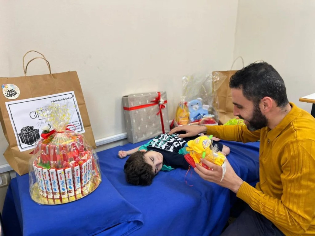 Hazem Saeed Al-Naizi (derecha) y Ayas (izquierda) celebran el Eid en el orfanato de la ciudad de Gaza, el 12 de mayo de 2022. (Hazem Saeed Al-Naizi)
