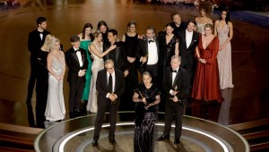El elenco y el equipo de “Oppenheimer” aceptan el premio a la mejor película. (Foto: Kevin Invierno/Getty Images).