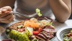 La ortorexia no es solo una preferencia por alimentos nutritivos: es un conjunto de reglas rígidas sobre cómo come una persona, dijo la Dra. Jennifer Gaudiani, fundadora y directora médica de la Clínica Gaudiani en Denver. (Kilito Chan/Momento RF/Getty Images)