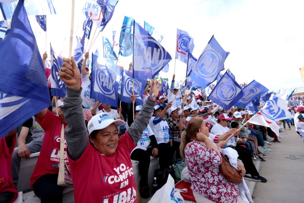 Simpatizantes de la candidata presidencial de la oposición de México, Xóchitl Gálvez, del partido de coalición Fuerza y ​​Corazón por México, asisten a un mitin de inicio de campaña en Irapuato, estado de Guanajuato, México, el 1 de marzo de 2024. (ULISES RUIZ/AFP via Getty Images)