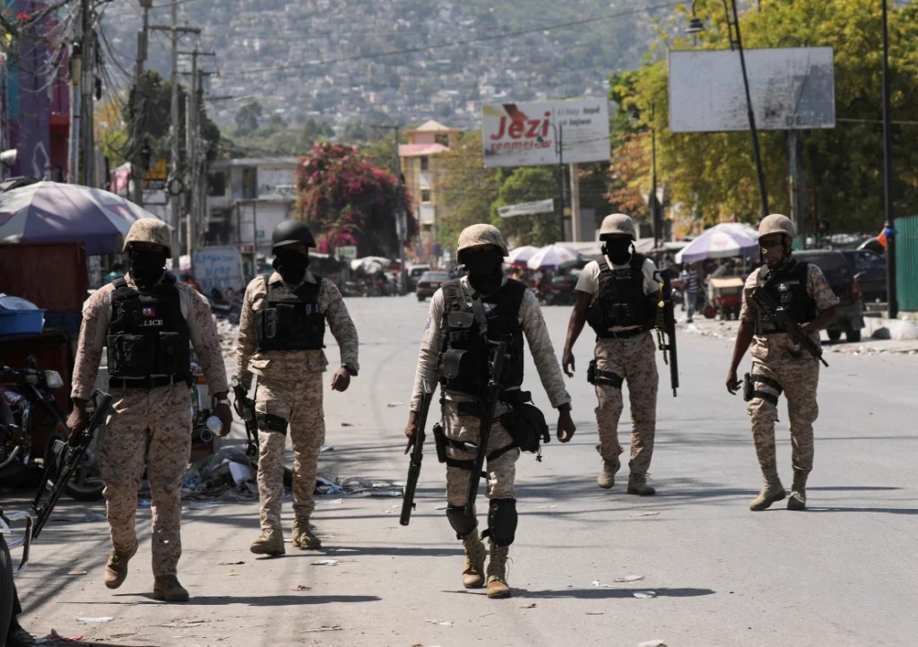 La policía patrulla una calle después de que las autoridades extendieron el estado de emergencia en medio de la violencia de las pandillas que obligó a miles de personas a huir de sus hogares en Puerto Príncipe, Haití, el 8 de marzo de 2024. (Ralph Tedy Ero/Reuters/Archivo)