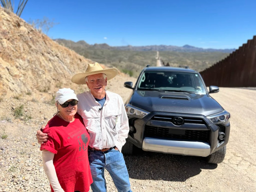 Paul Nixon y Laurel Grindy se han ofrecido como voluntarios para ayudar a los migrantes en peligro a subir y bajar estas empinadas colinas durante unos cinco años. (Foto: Rosa Flores/CNN).