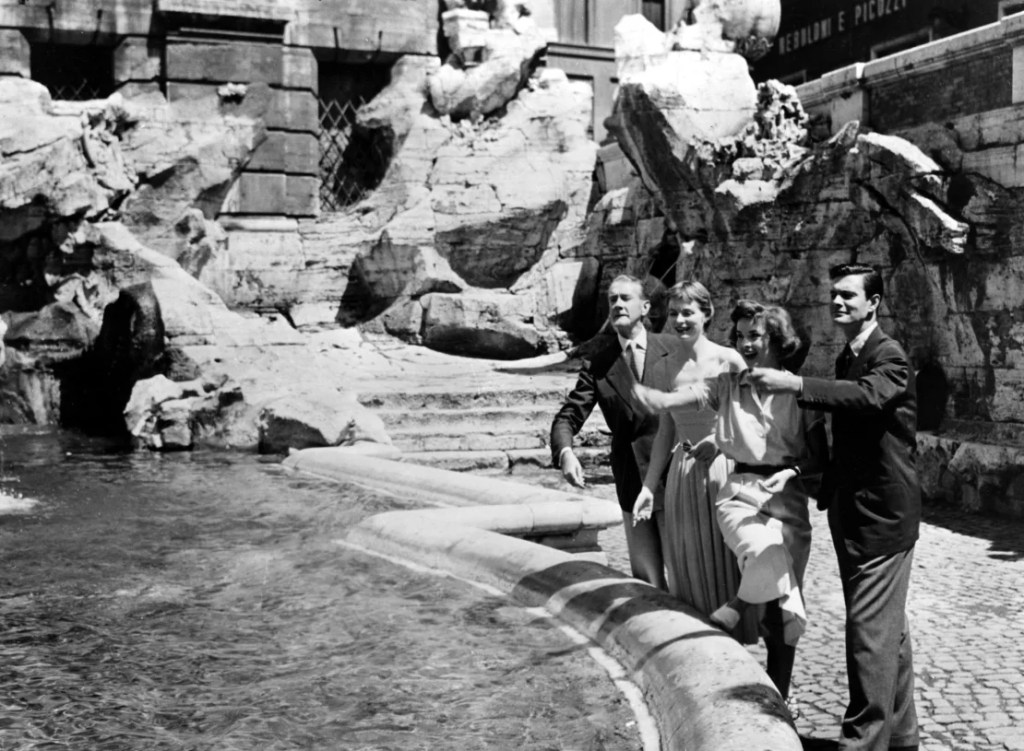 Los miembros del elenco de "Tres monedas en la fuente" arrojan sus monedas sueltas en la famosa Fontana di Trevi de Roma mientras se encuentran en el lugar de la película en 1954. (Foto: 20th Century Fox/Cortesía Colección Everett).