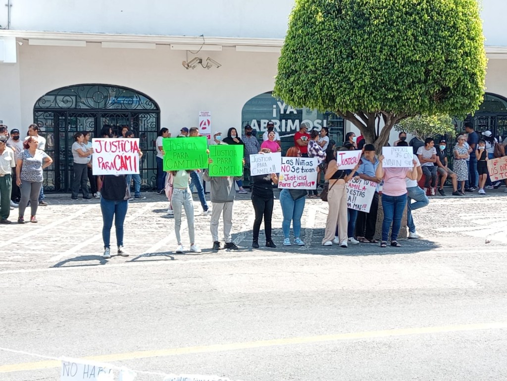 Protestas en Taxco exigen justicia por la muerte de Camila, de 8 años. (Crédito: CNN en Español)