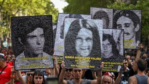 Los manifestantes sostienen retratos de personas desaparecidas durante la dictadura militar (1976-1983) durante una marcha para conmemorar el 47º aniversario del golpe en la Plaza de Mayo de Buenos Aires el 24 de marzo de 2023. (LUIS ROBAYO/AFP via Getty Images)