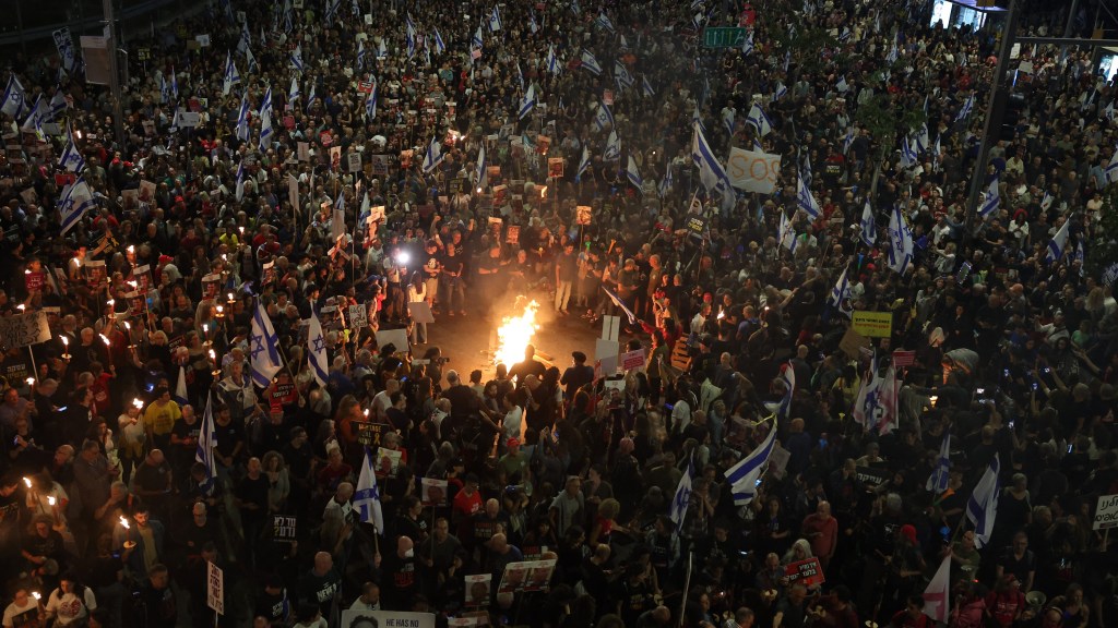 La gente se reúne en Tel Aviv, Israel, durante una protesta por los rehenes israelíes retenidos en Gaza el 30 de marzo. (Foto: Jack Guez/AFP/Getty Images).