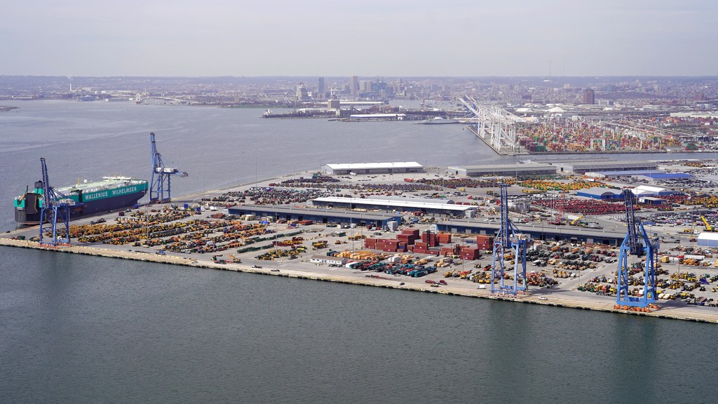 Vista aérea del patio de contenedores en el puerto de Baltimore, Maryland, el 26 de marzo. (Foto: Guardia Nacional de Maryland/Reuters).