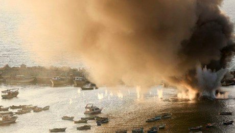 Una nube de humo tras un ataque israelí contra el puerto de la ciudad de Gaza el 10 de octubre (Mahmud Hams/AFP/Getty Images)