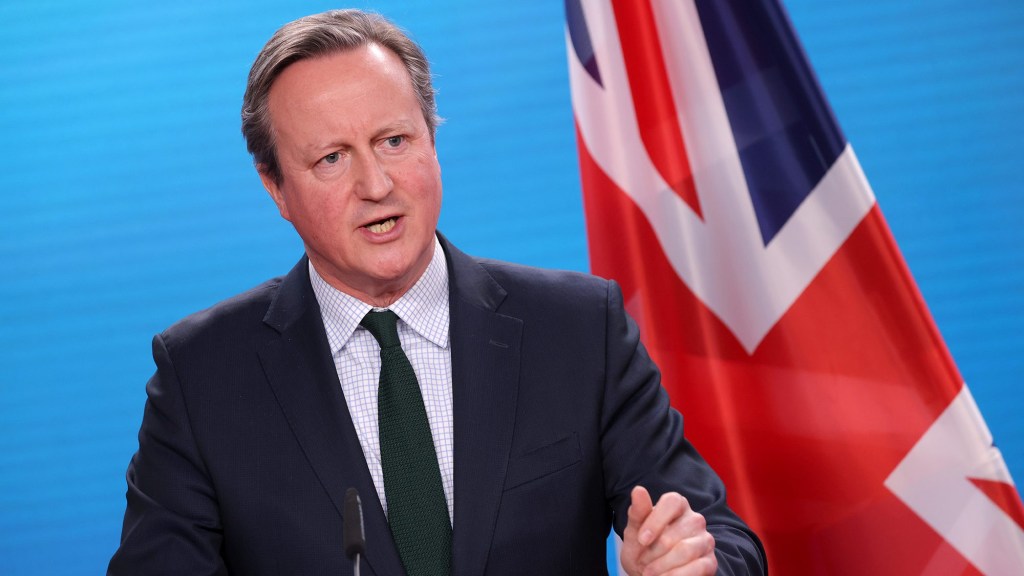 El ministro de Asuntos Exteriores de Reino Unido, David Cameron, habla con los medios de comunicación en Berlín, Alemania, el 7 de marzo. (Foto: Sean Gallup/Getty Images).