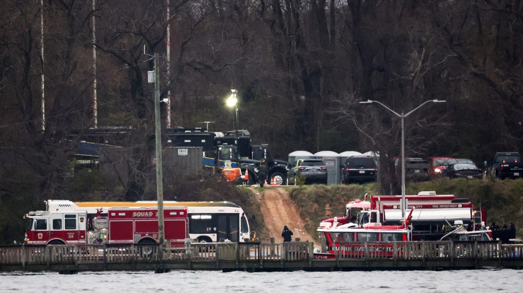 Vehículos de emergencia están estacionados cerca del lugar del colapso del puente Francis Scott Key en Baltimore, Maryland, el 27 de marzo. (Foto: Mike Segar/Reuters).